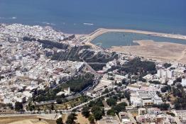 Image du Maroc Professionnelle de  Vue aérienne d'Asilah, ville du nord du Maroc sur l'océan Atlantique à 40 km au sud de Tanger, Vendredi 9 Août 2002.  (Photo / Abdeljalil Bounhar)



 